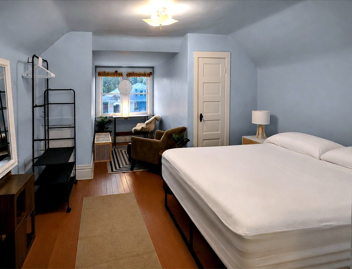 Room 1 — third floor, king bed